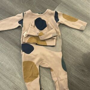 Cadeau footie and hat size 6 month